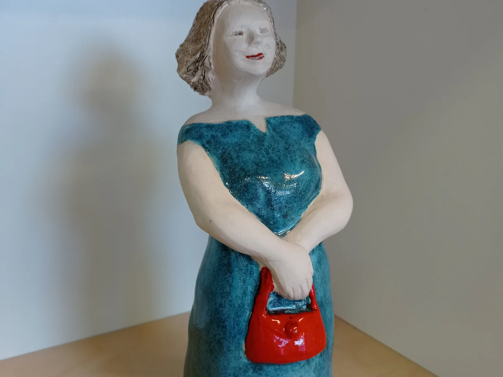 Enkelirouva, joka on menettänyt siipensä